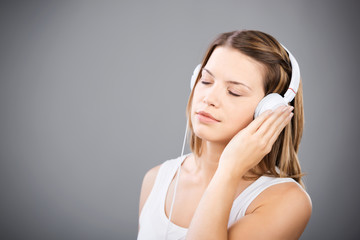 Naklejka premium frau hört musik mit geschlossenen augen
