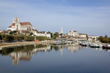 Fototapeta na wymiar Katedra Auxerre za mostem (Burgundia Francja)