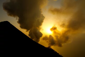 Crédence de cuisine en verre imprimé Volcan volcan fumant au coucher du soleil