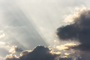 Fototapeta na wymiar Sunrays w pochmurne niebo