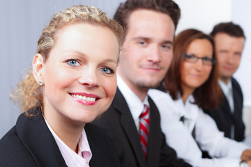 glückliche junge leute sitzen in einem seminar zusammen