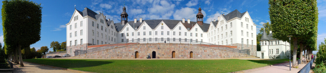 Fototapeta na wymiar Panorama Schloss Plön