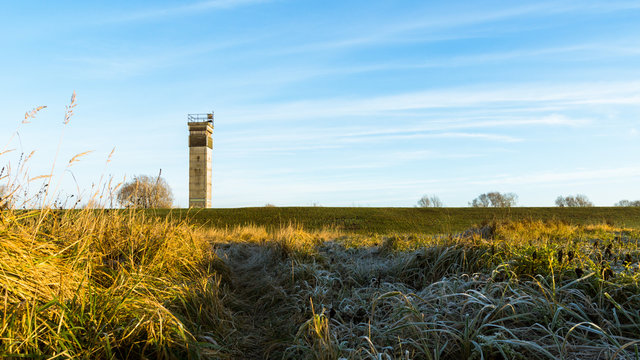 alter DDR Grenzturm auf einem Deich