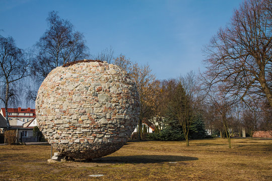 Kriegstr&uuml;mmer-Kugel in Pasewalk.