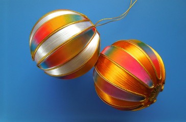 2 bunte Weichnachtskugeln