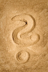 Fototapeta na wymiar Znak zapytania w piasku