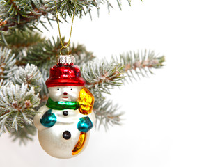 Schneemann hängt am Weihnachtsbaum