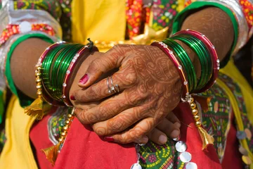 Zelfklevend Fotobehang Henna on hands of bride from India © OlegD