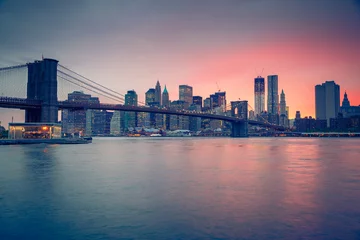 Selbstklebende Fototapeten Brooklyn Bridge und Manhattan in der Abenddämmerung © sborisov