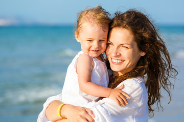 Fototapeta na wymiar Matka i córka na plaży