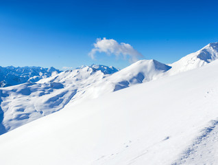 Fototapeta na wymiar Alpine góry pod śniegiem w zimie