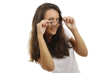 Lächelnde junge Frau mit Brille