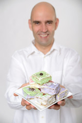 Mann mit Petit Fours
