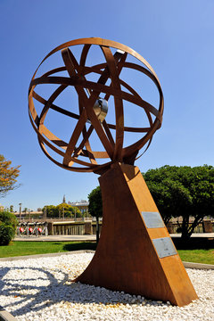 Monumento conmemorativo de la primera vuelta al mundo por el navegante Juan Sebastian Elcano, Sevilla, Espa&ntilde;a. Escultura de una esfera armilar realizada en acero corten