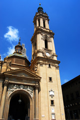 Fototapeta na wymiar Dzwonnica Bazyliki Pilar, Saragossa, Aragonia, Hiszpania