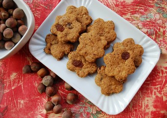 Cinnamon cookies with raisins and hazelnuts