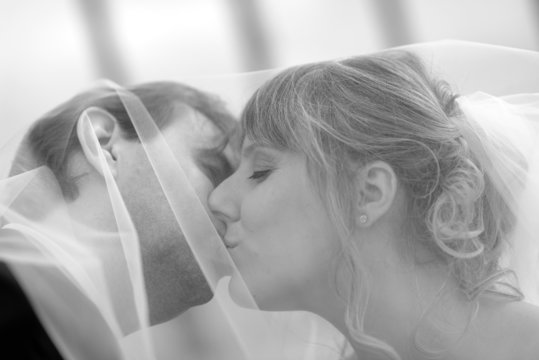 Sposi bacio sotto il velo