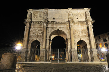 Fototapeta na wymiar Łuk Konstantyna Wielkiego - Forum Romanum, Kapitol y - Rzym - Włochy