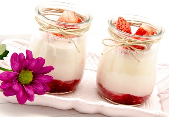 Yogur con mermelada y fresa