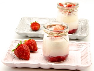 Yogur con mermelada y fresa