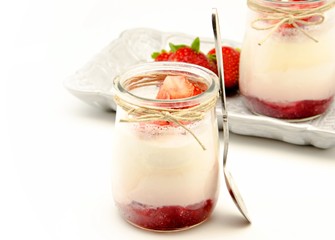 Yogur con mermelada y fresa