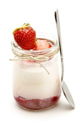 Yogur con mermelada y fresa