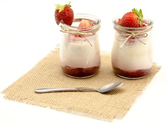 Yogur con mermelada y fresa
