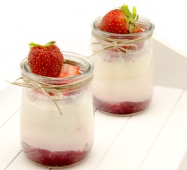 Yogur con mermelada y fresa