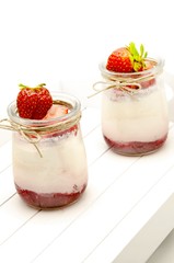 Yogur con mermelada y fresa