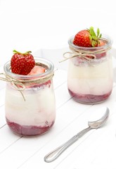 Yogur con mermelada y fresa