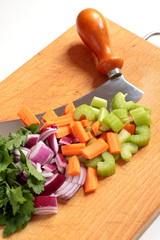 VERDURE TAGLIATE PER IL RAGU' SU TAGLIERE
