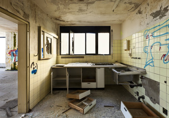 Plakat stara kuchnia zniszczone wnętrze opuszczony dom