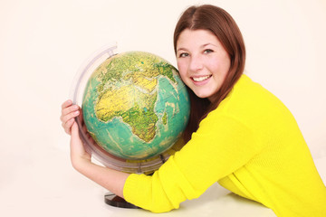 Mädchen umarmt die Erde