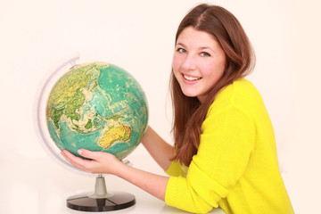 glückliches Mädchen mit Globus