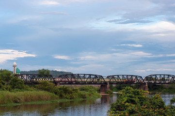 Obraz premium train across bridge at pattani river, thailand