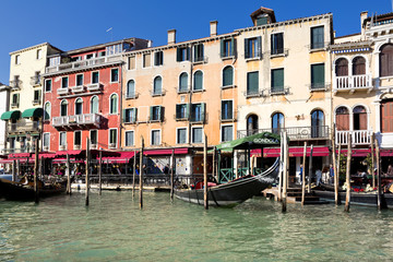 Fototapeta na wymiar Wenecja - Gondole w Grand Canal