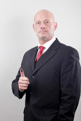 Mann zeigt Fingerabdruck