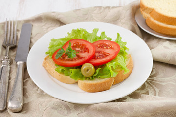 bread with lettuce, tomato and olive