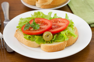 Fototapeta na wymiar toast with vegetables on the white plate