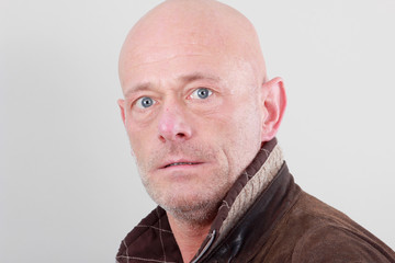 Mann ist in Gedanken