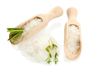 sel avec du romarin et du thym frais isolated on white