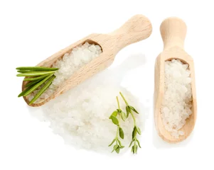 Cercles muraux Herbes 2 sel avec du romarin et du thym frais isolated on white