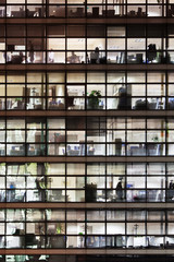 nächtliche Fassade eines Bürogebäudes
