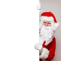 Santa schaut um die Ecke
