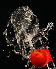  appel onder stromend water. © sergei voropaev