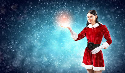 Fototapeta na wymiar Portret dziewczyny noszenie Santa Claus ubrania