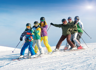 Gruppe Skifahrer – Kinder und Erwachsene - 47245439