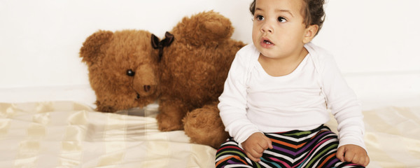 Kleinkind mit Teddy