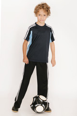 Junge spielt Fussball