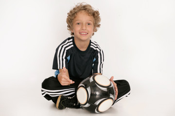 Süßer Junge mit Fussball